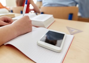 Les écoles européennes limitent les smartphones, mais apprécient les outils numériques